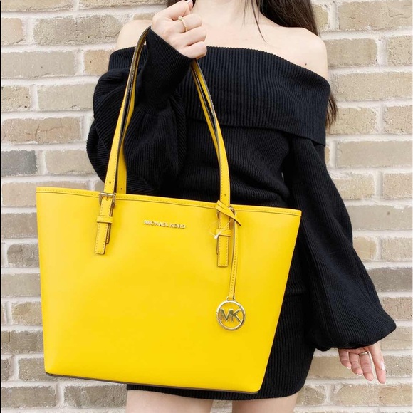 Gaby’sBags👜 Michael Kors Carryall Tote ‼️SALE‼️ - Picture 3 of 6